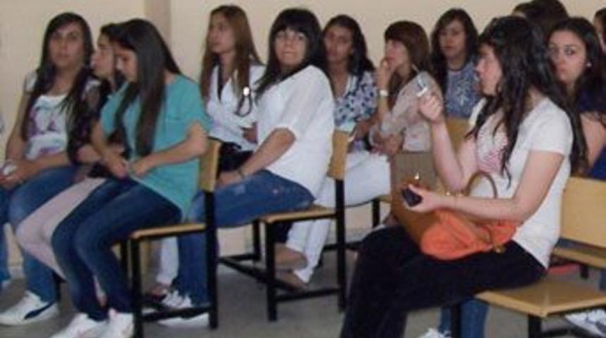 Kız Meslek &ouml;ğrencileri Buca&rsquo;da