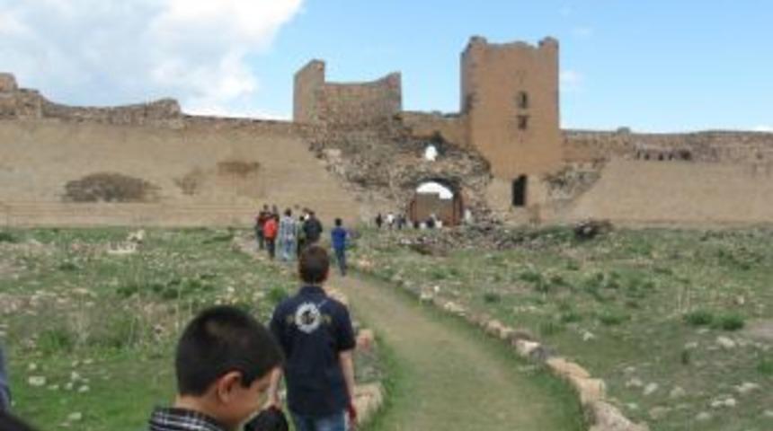 Okuma Salonu &Ouml;ğrencileri Meraklarını Ani'ye Geziyle Giderdi