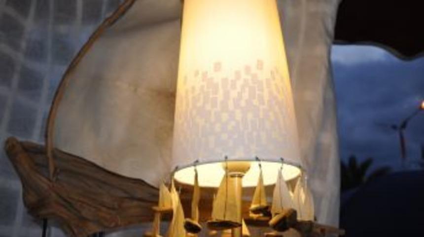 Sahilden Topladıkları Tahta Par&ccedil;alarını Sanat Eserine &Ccedil;eviriyorlar