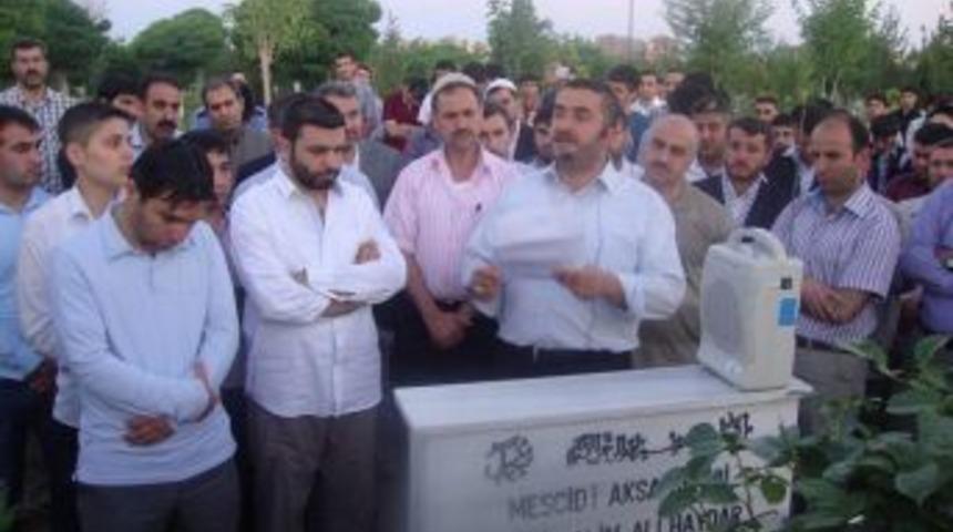 Mavi Marmara Şehiti Mezarı Başında Anıldı