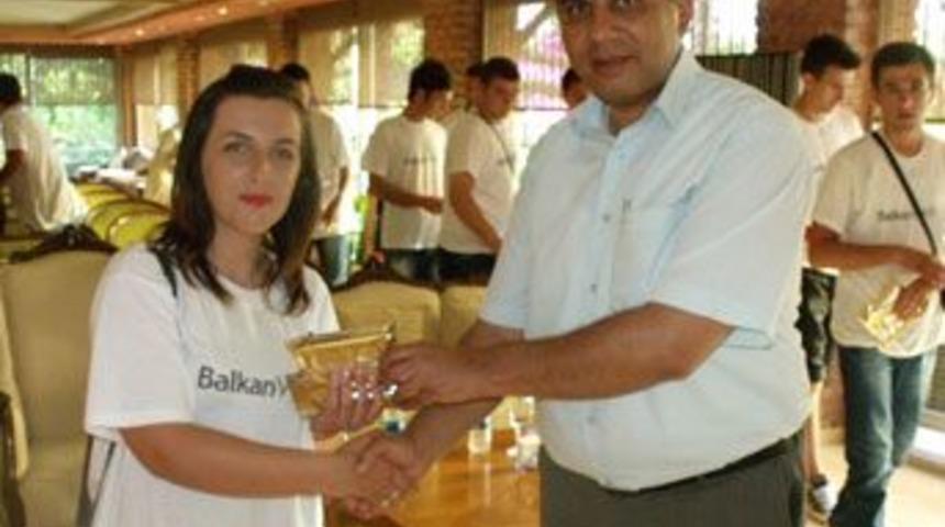 Kosovalı T&uuml;rk &ouml;ğrencilerden h&uuml;z&uuml;nl&uuml; veda