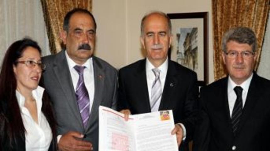 Parasını Eğitime Harcıyor