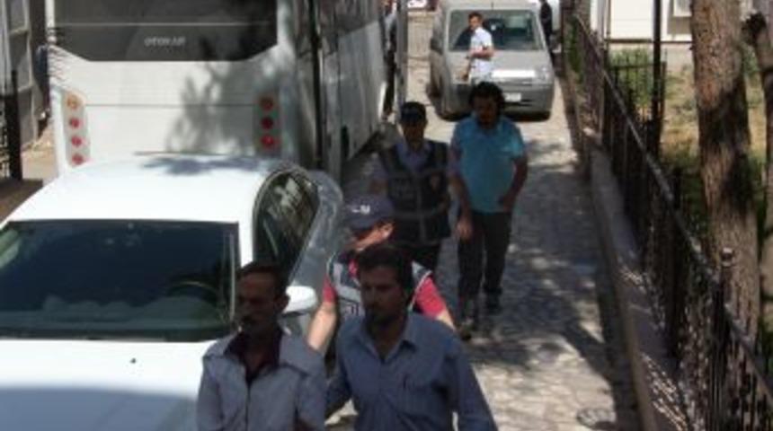 Silopi'de G&ouml;&ccedil;men Ka&ccedil;ak&ccedil;ılığı Operasyonu