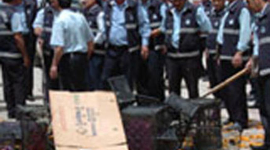 Zabıta memurlarını bı&ccedil;akladı