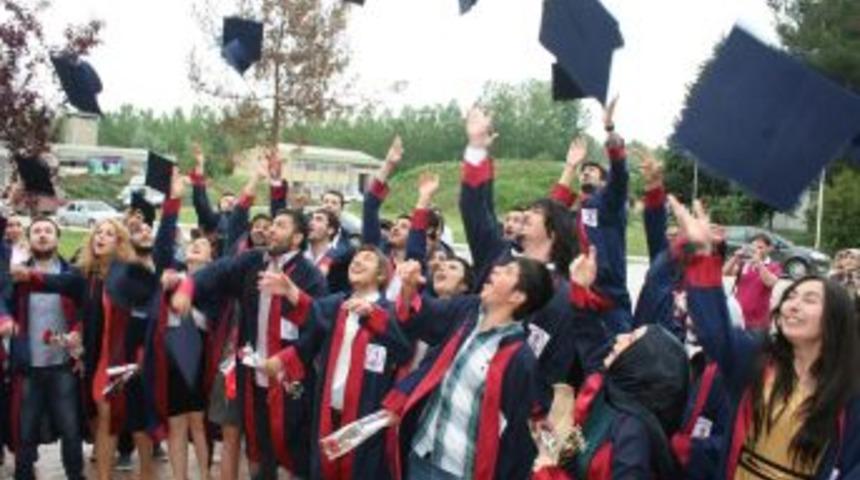 OM&Uuml; Hukuk Fak&uuml;ltesi Ilk Mezunlarını Verdi