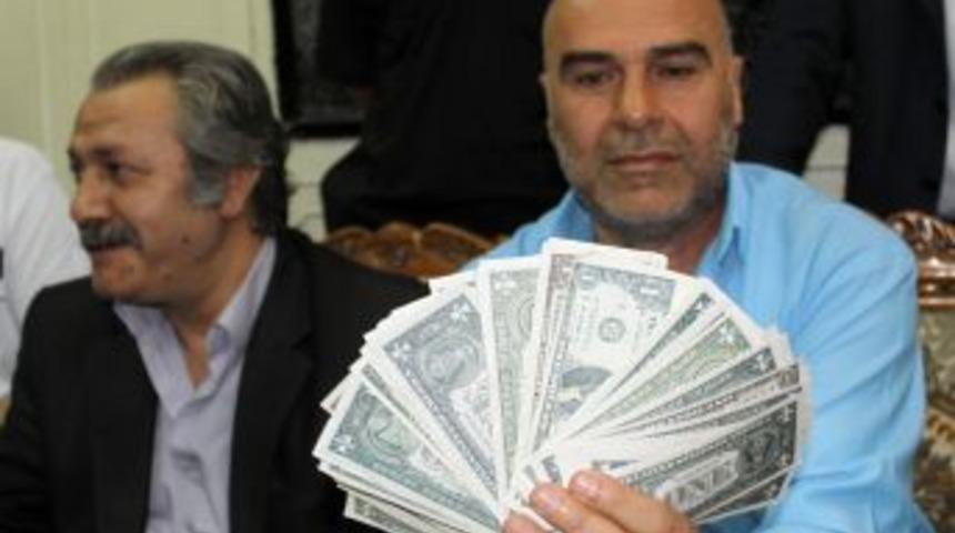 D&uuml;ğ&uuml;nlerde Havaya Sa&ccedil;ılan Sahte Dolarlar M&uuml;zisyenleri Isyan Ettirdi