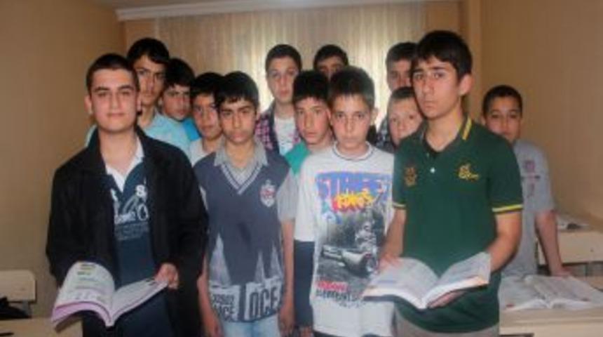 Bu Sınıfta Ders Anlatan Da Dinleyen De &Ouml;ğrenci