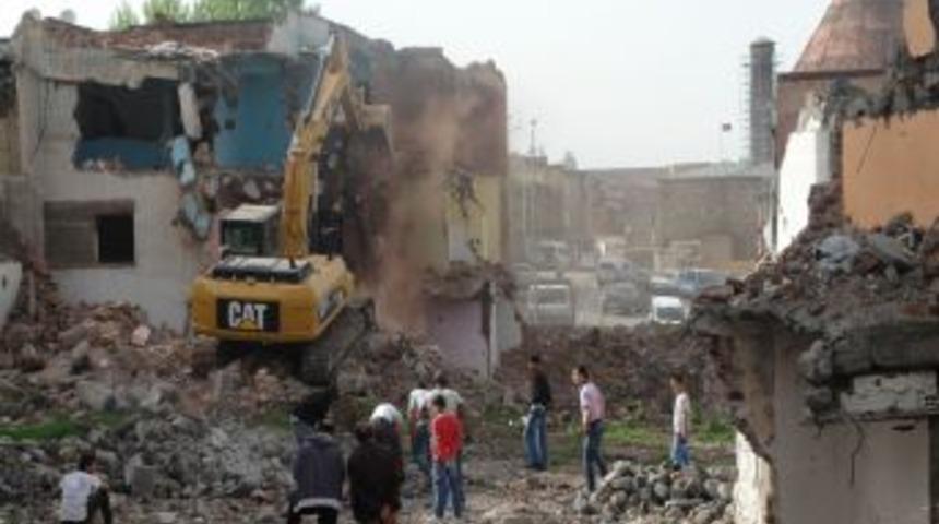 Yakutiye'de Tarihi Eserlere Zarar Vermemek I&ccedil;in, Yıkımlar Titizlikle Yapılıyor