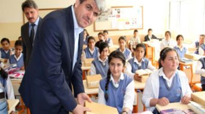 Kaynak Vakfı'ndan Depremzede &Ouml;ğrencilere Karne Hediyesi