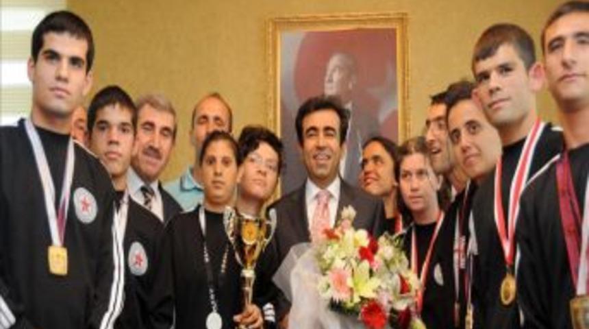 Engelli Sporcular, Başarılarını Vali G&uuml;zeloğlu Ile Paylaştı