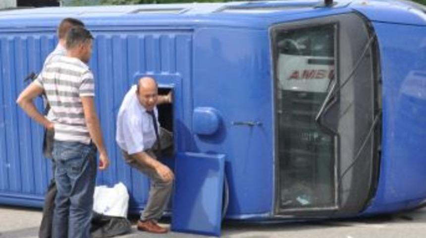 Kavşakta Duramayan Kamyonet Banka Aracını Devirdi