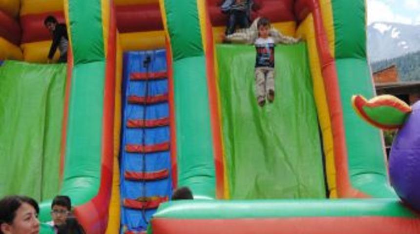 K&ouml;y &Ccedil;ocukları Şehirdeki Akranlarının Oyunlarını Oynadı