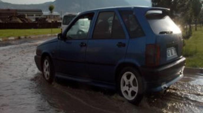 K&uuml;tahya'da Sağanak Yağış Ve R&uuml;zgar Etkili Oluyor