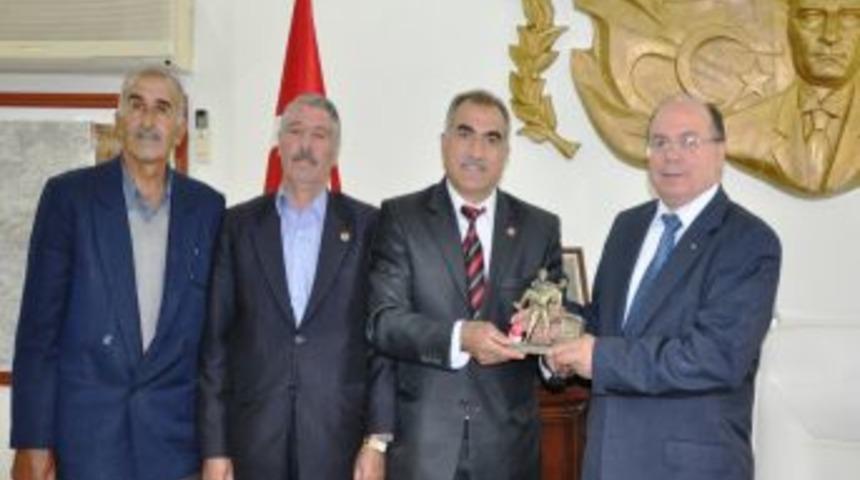 Şehit Aileleri Dayanışma Ve Yardımlaşma Derneği'nden Vali &Ccedil;i&ccedil;ek'e Teşekk&uuml;r Ziyareti