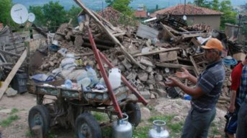 Aşırı Yağış Ahşap Evi Yıktı: 1 Yaralı