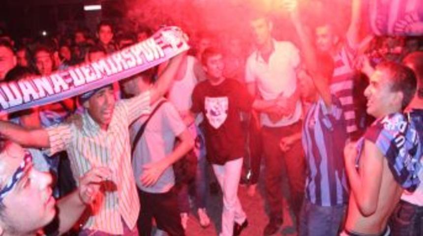 Demirsporlu Taraftarlar Şampiyonluğu Sokaklarda Kutladı