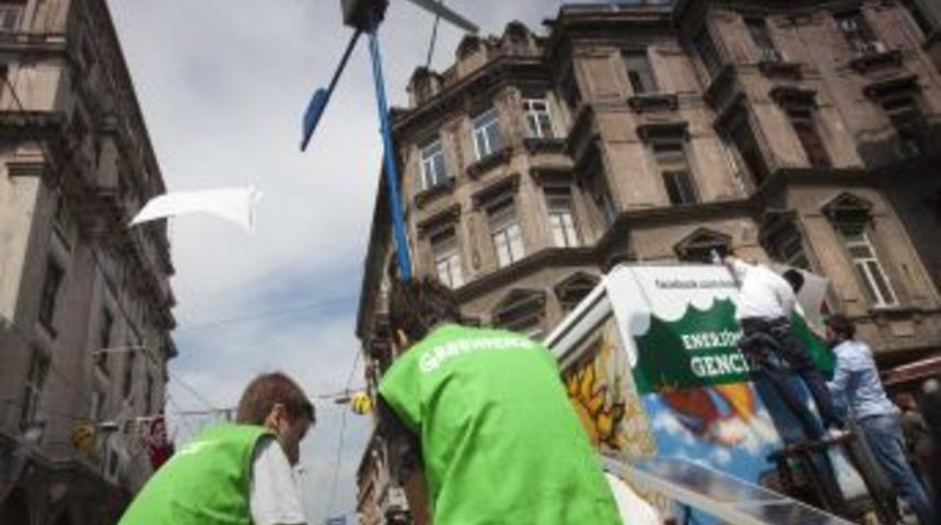 Greenpeace &Uuml;yeleri Beyoğlu'nda Samba Yaptı