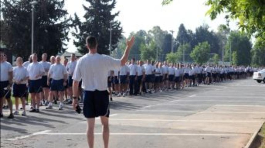 İncirlik &Uuml;ss&uuml;'nde T&uuml;rk Ve Amerikalı Askerler Mıntıka Temizliği Yaptı