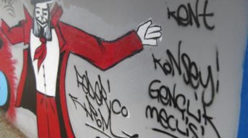 19 Mayıs Boyaları &Ouml;demiş Kız Meslek Lisesi'nin Duvarlarına Ayrı Bir Renk Kattı