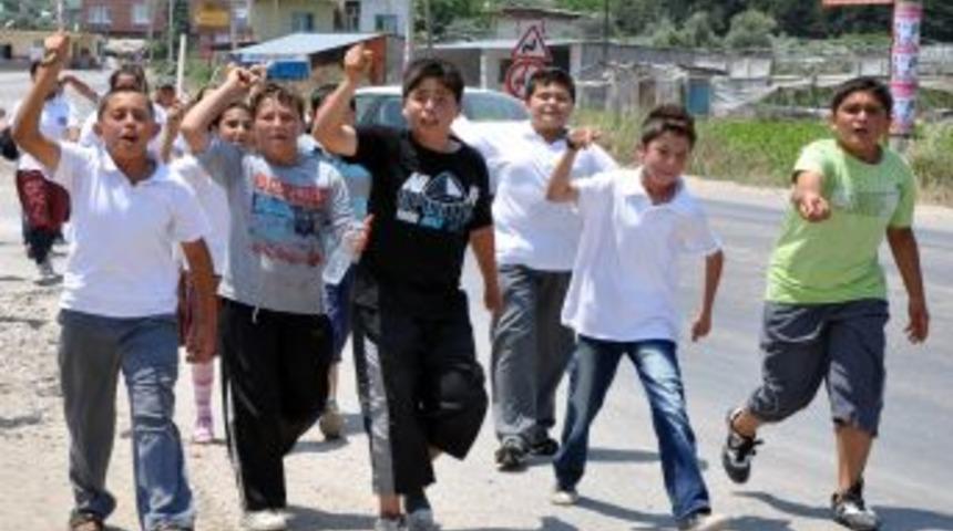 Minikler 4+4+4'e Y&uuml;r&uuml;yerek Tepki G&ouml;sterdi