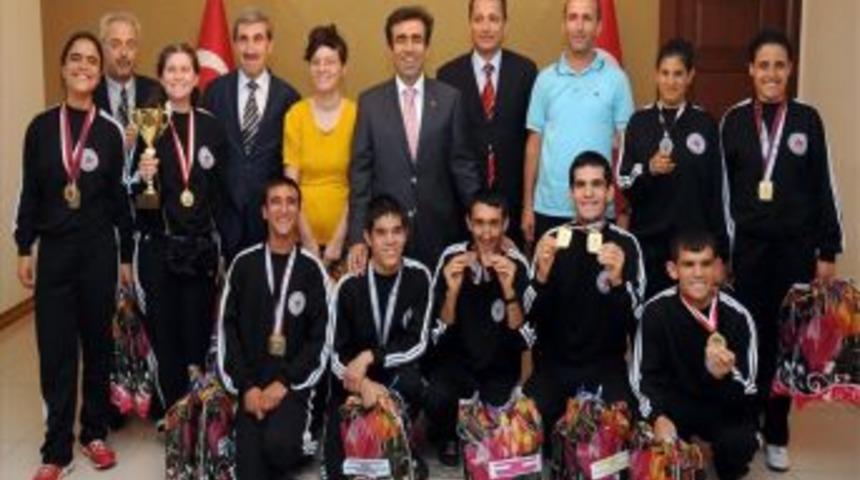 Engelliler Başarılarını Vali G&uuml;zeloğlu İle Paylaştı