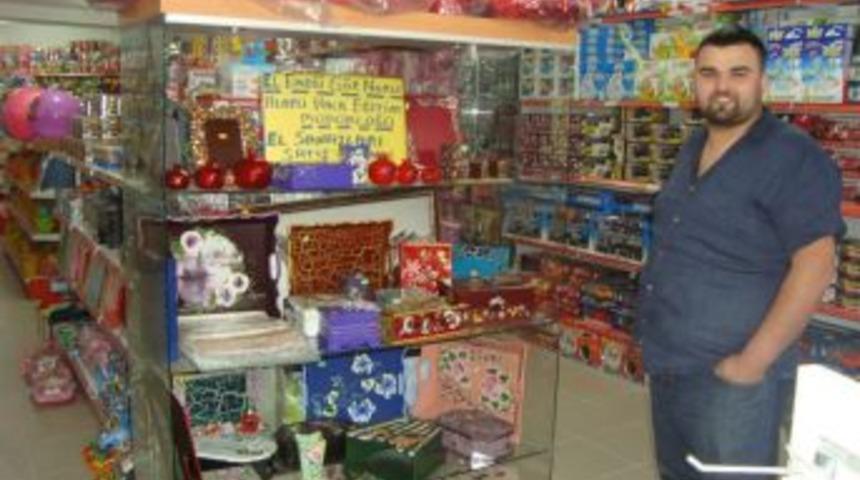 Kursiyerler yaptıkları eserleri satıyorlar