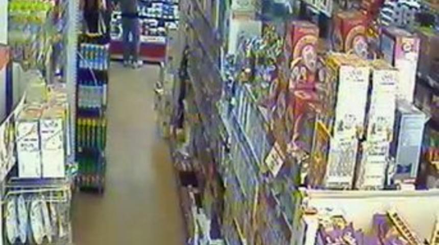 &Ccedil;aldığı Sucukları İ&ccedil; &Ccedil;amaşırına Sakladı