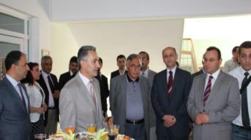 Grafik B&ouml;l&uuml;m&uuml; İlk Mezunlarını Verdi İlk Sergisini A&ccedil;tı