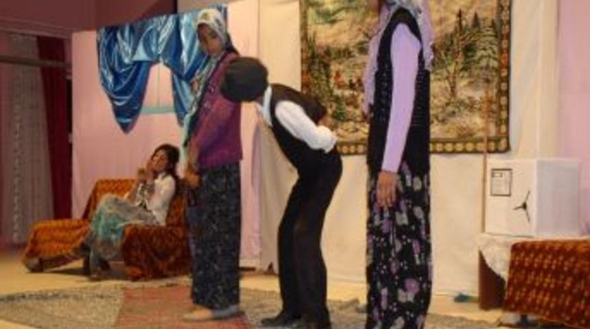 Darge&ccedil;it'te 'pırtlatan Bal' Oyunu Sahnelendi