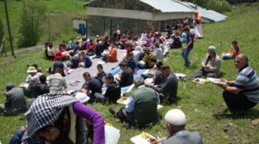 K&ouml;y Muhtarı Yatılı &Ouml;ğrenciler I&ccedil;in Inek Kesti