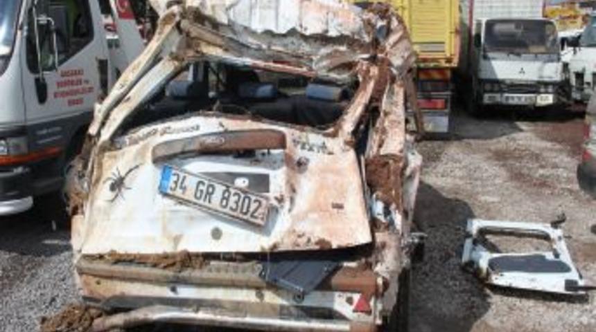 D&uuml;ğ&uuml;n Yolunda Kaza: 2'si &Ccedil;ocuk 3 &Ouml;l&uuml;, 8 Yaralı