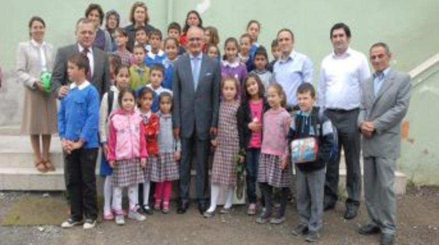 Başkan Yılmaz, Ilk&ouml;ğretim &Ouml;ğrencilerine Oyuncak Dağıttı