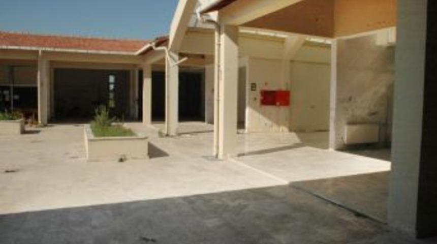 TOKİ'nin Yaptırdığı Ticaret Merkezi Sahiplerini Bekliyor