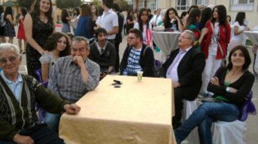 Bir Tatlı Huzur Vermeye Gelen Gen&ccedil;ler, Huzurevi Sakinlerini Sevindirdi