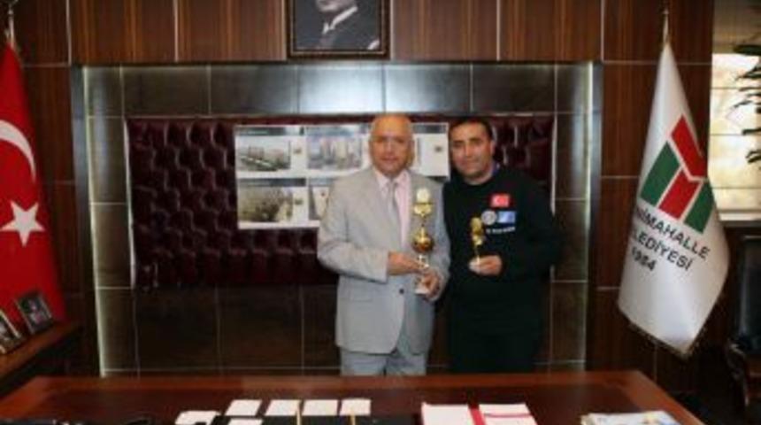 Yenimahalleli Kuaf&ouml;r, Sa&ccedil; Tasarımı Festivalinde D&uuml;nya Şampiyonu Oldu