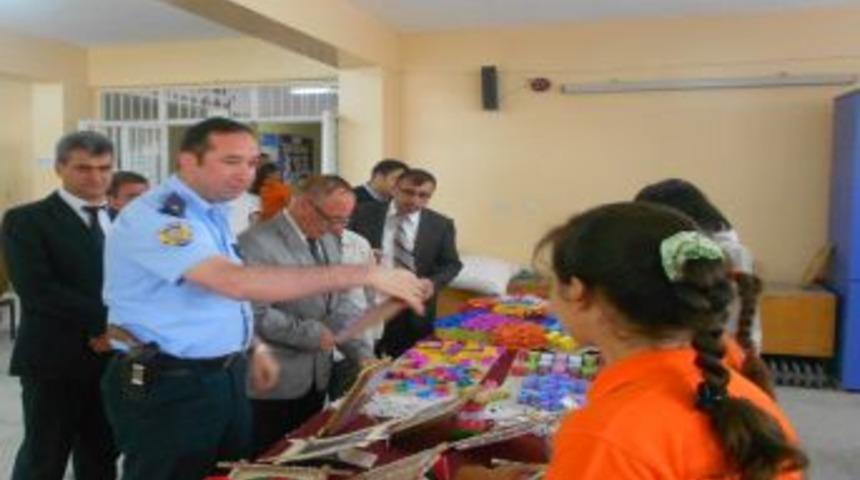 İlk&ouml;ğretim Okulu &Ouml;ğrencilerinden Yılsonu Sergisi