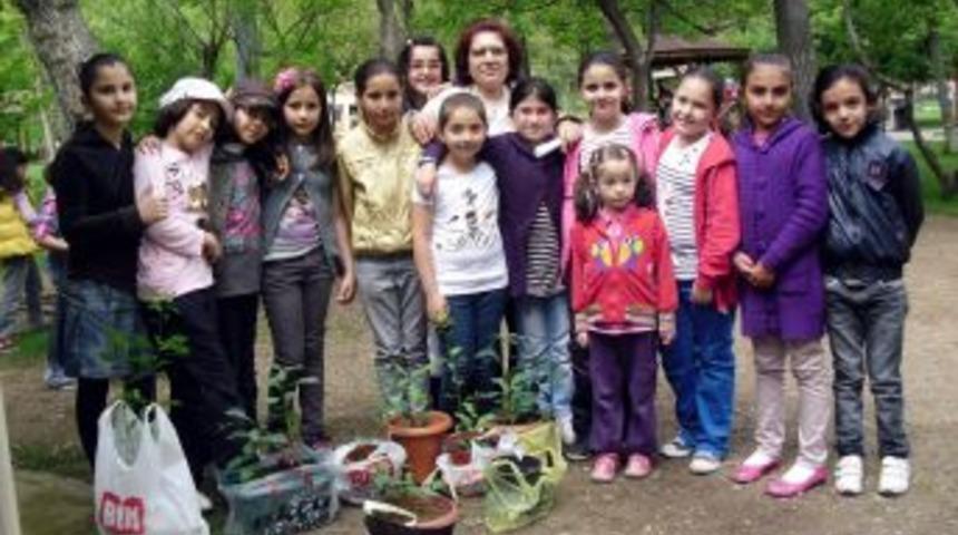 &Ouml;ğrenciler, Paşabah&ccedil;eyi Yeşillendirdi