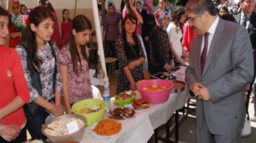 Kız &Ouml;ğrencilerden Yıl Sonu Sergisi