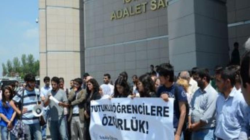 Tutuklu &Ouml;ğrenciler I&ccedil;in Adliye &Ouml;n&uuml;nde Eylem