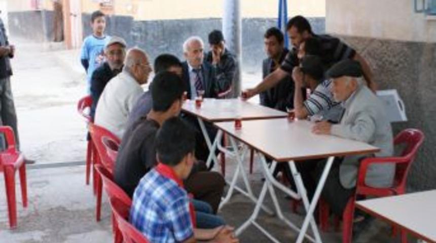 Vali Odabaş, Suriye'de &Ouml;ld&uuml;r&uuml;len Taş'ın Ailesine Taziye Ziyaretinde Bulundu