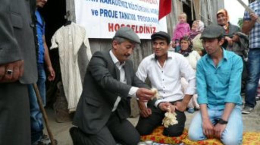 Gelenekler K&ouml;y D&uuml;ğ&uuml;n&uuml;nde Yaşatılıyor