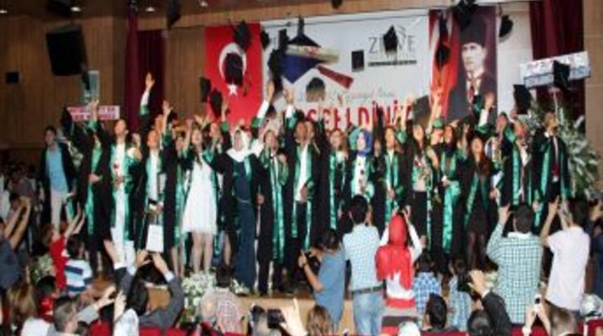 Zirve &Uuml;niversitesi İlk Mezunlarını Verdi