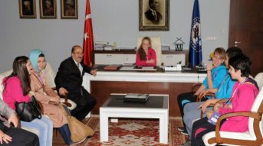 T&uuml;rk&ccedil;e Sevdalıları, Belediye Başkanı G&uuml;mr&uuml;k&ccedil;&uuml;oğlu&rsquo;nu Ziyaret Etti