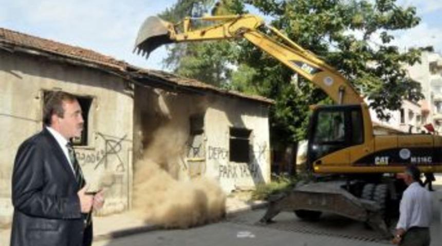 Akdeniz&rsquo;de metruk binaya ge&ccedil;it yok