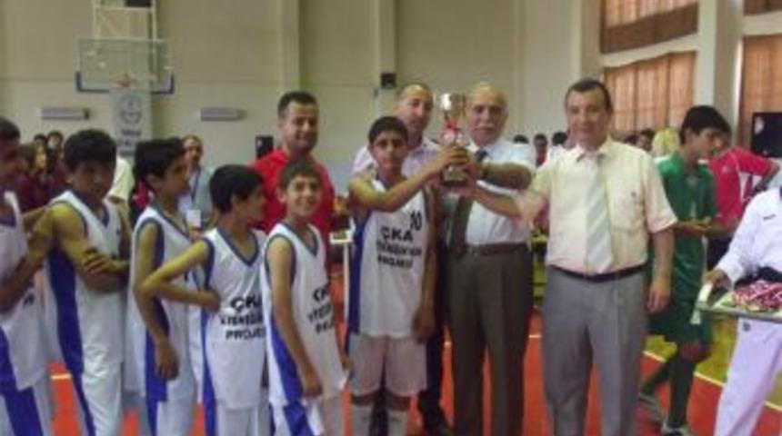 Minikler &ouml;d&uuml;llerini aldı