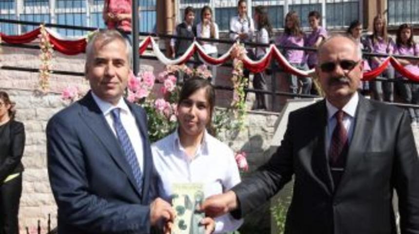 Denizli Belediyesi, &Ouml;ğrencilere Karne Hediyesi Olarak Kitap Dağıtıyor