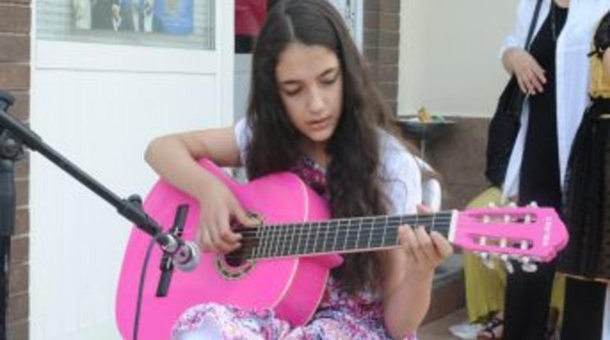 OSMEK'in &Uuml;r&uuml;nlerini M&uuml;zik Eğitim Alan &Ccedil;ocuklar Tanıttı