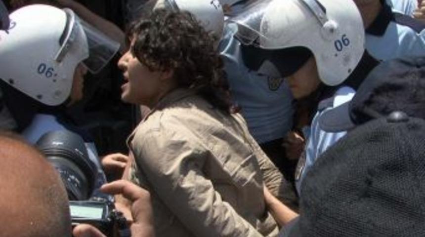 K&uuml;rtaj Protestosunda G&ouml;zaltı