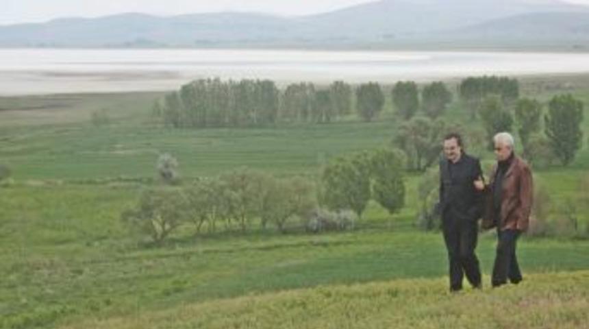 Yazar Senai Demirci Seyfe G&ouml;l&uuml;ne Hayran Kaldı