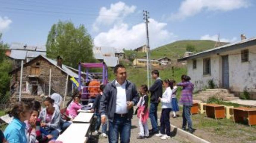 Yibo &Ouml;ğrencilerini K&ouml;y&uuml;n'de Ağırladı